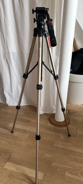 RARE trépied pleine grandeur Sony VCT-870RM avec poignée télécommande intégrée ETAT NEUF DANS SA HOUSSE
