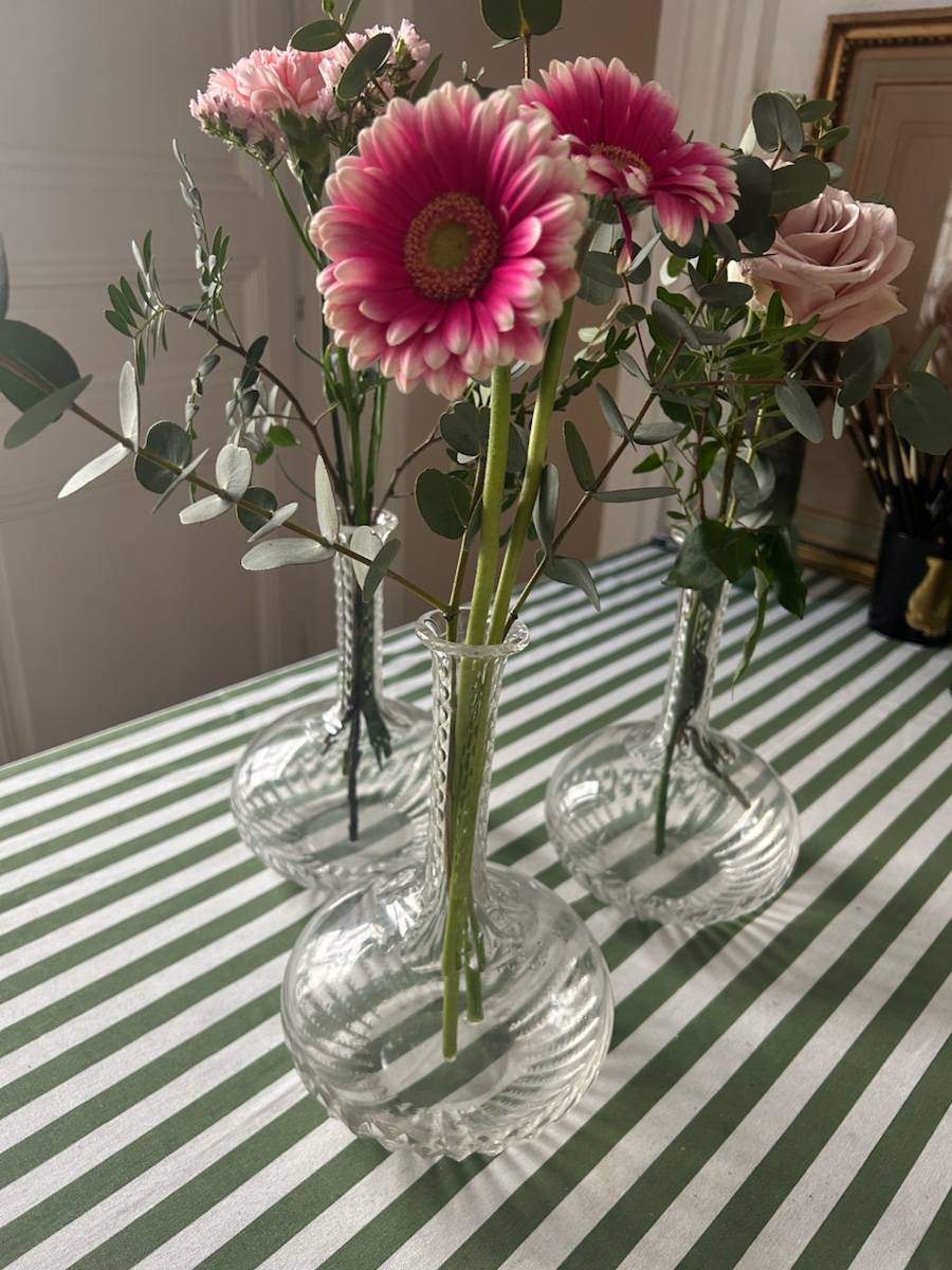 Trois carafes en cristal