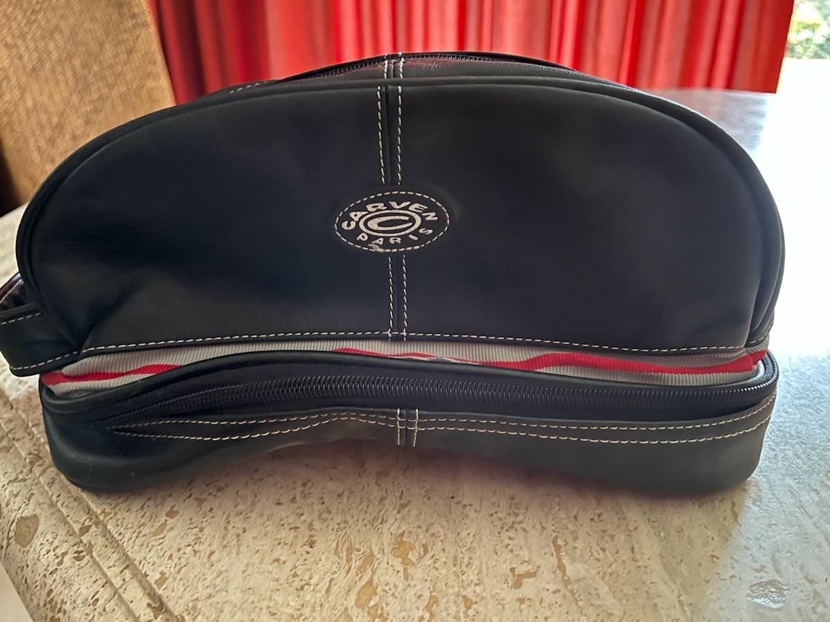 Trousse de toilette noire de Marque Carven à 2 compartiments