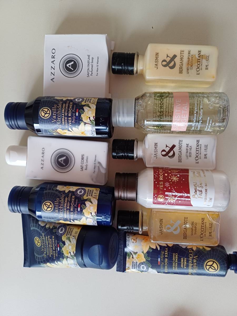 Trousse de toilette et produit en dose de voyage