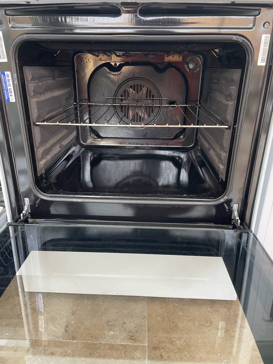 Quatre plaques vitrocéramique, plus four chaleur tournante + réfrigérateur combiné sur Gens de