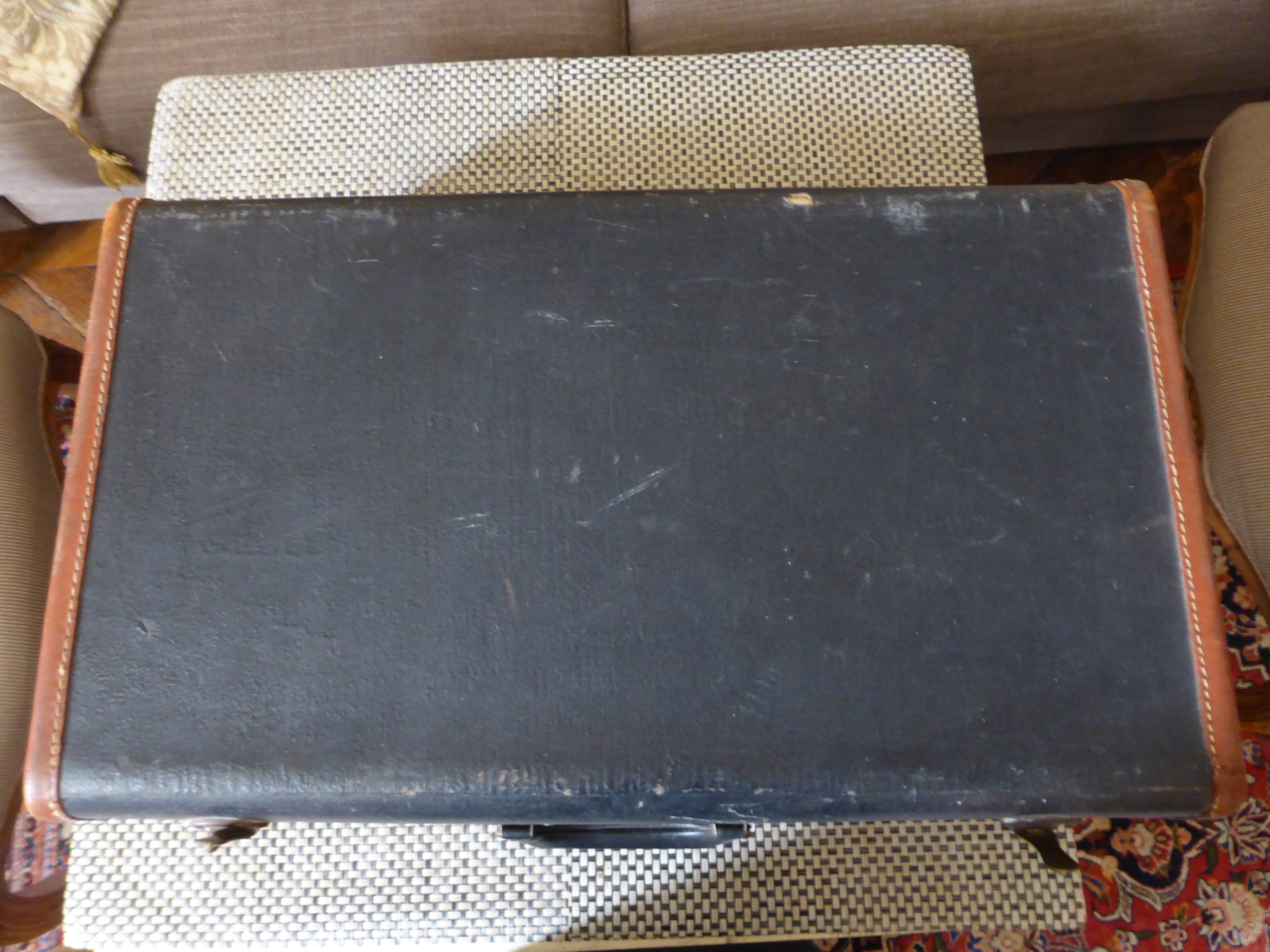 Vends petite valise vintage bleu marine avec initiales dorées (60x35x17,5 cm)