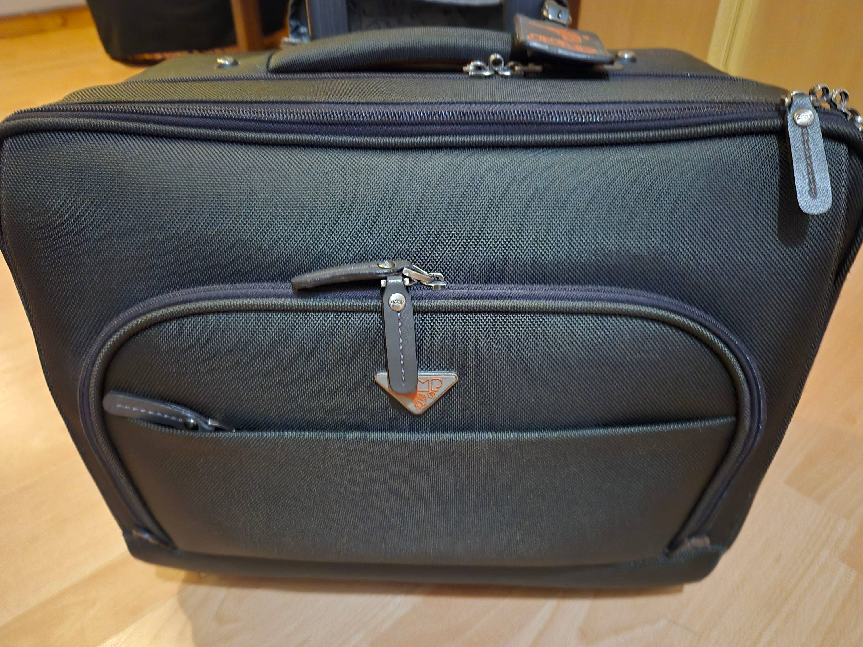 Vends valise à roulettes - pilots case - marque Jump pour ordinateur et documents