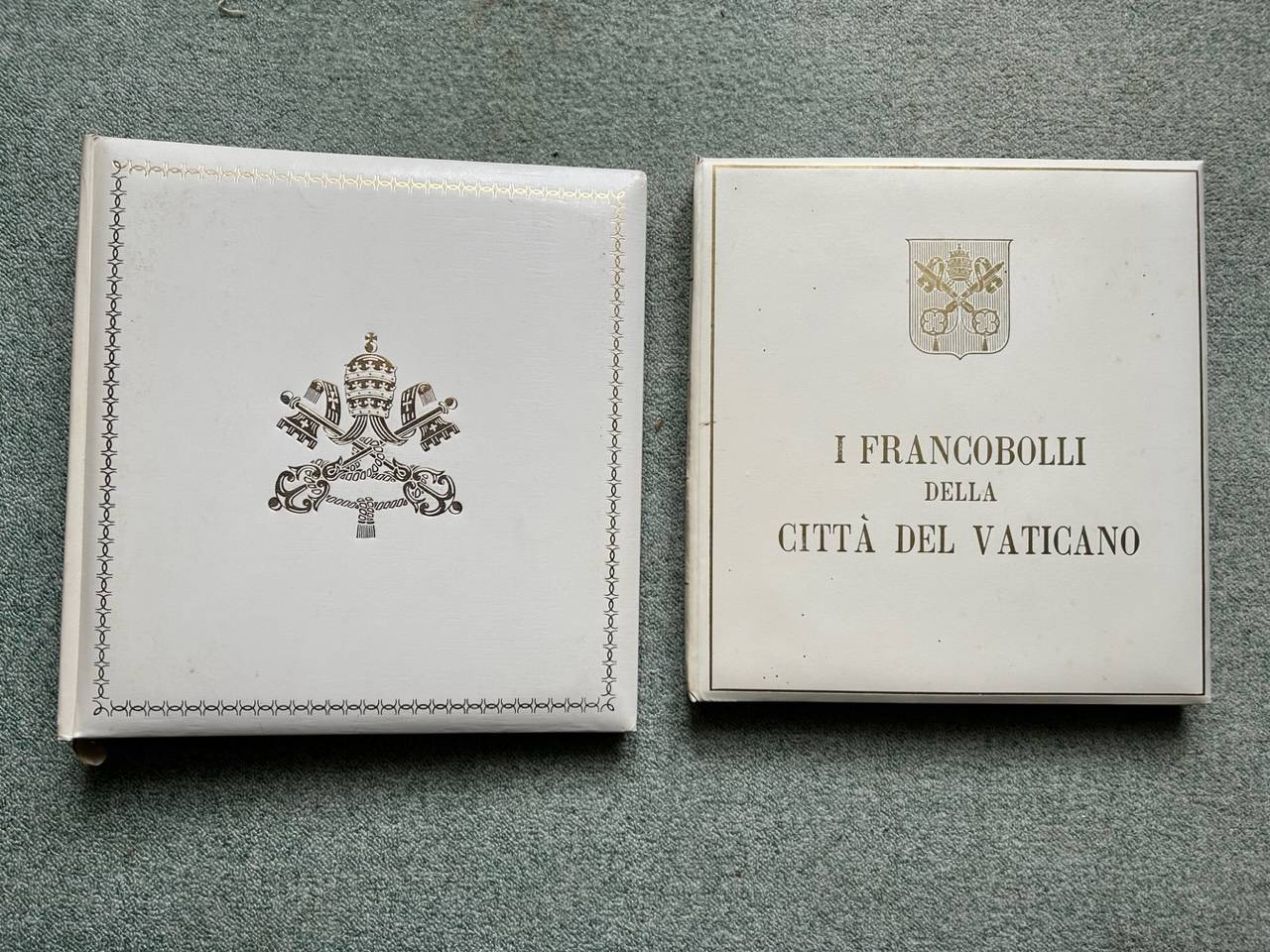 Je vends 2 albums de timbres des Vatican pontificat de Jean Paul II 1978-2004