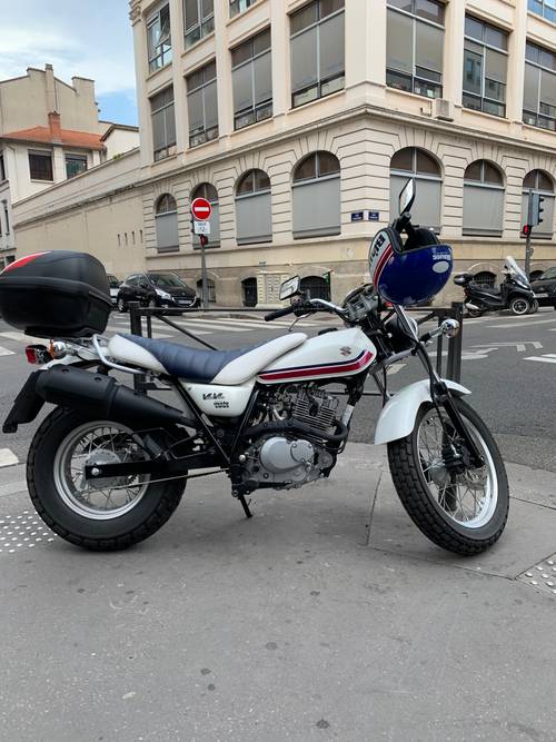 Moto vanvan 125 excellent état + top case + casques + Bache