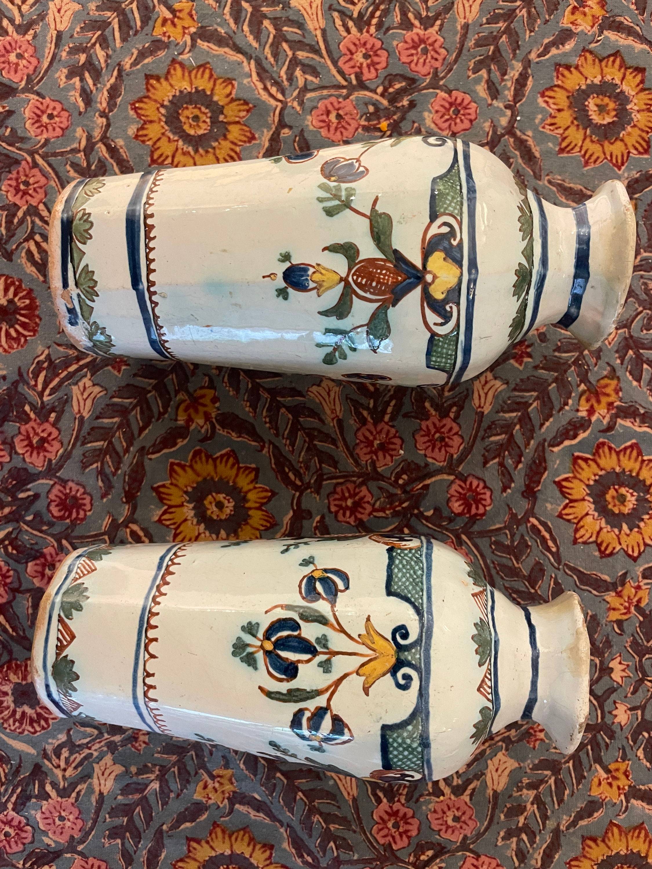Vends 2 vases en faïence XVIIIème siècle de Rouen avec décor