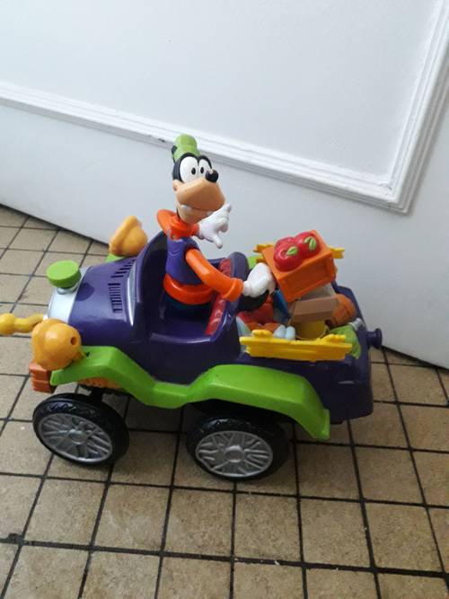 A vendre gros camion et trotteur lion pour enfant et grand bateau et divers