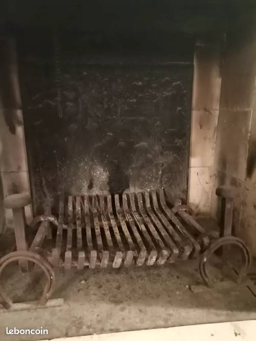 A vendre 2 chenets + 1 grille porte buches