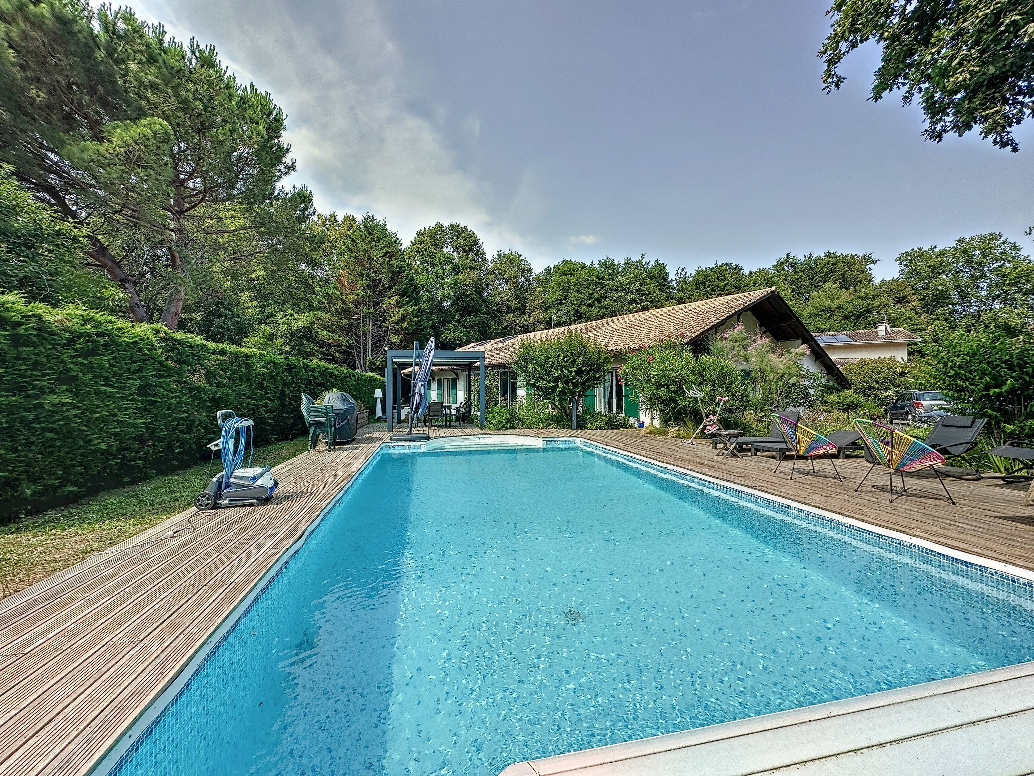 Vends maison 7 pièces avec piscine - 254m², Le Pian-Médoc (33) sur Gens
