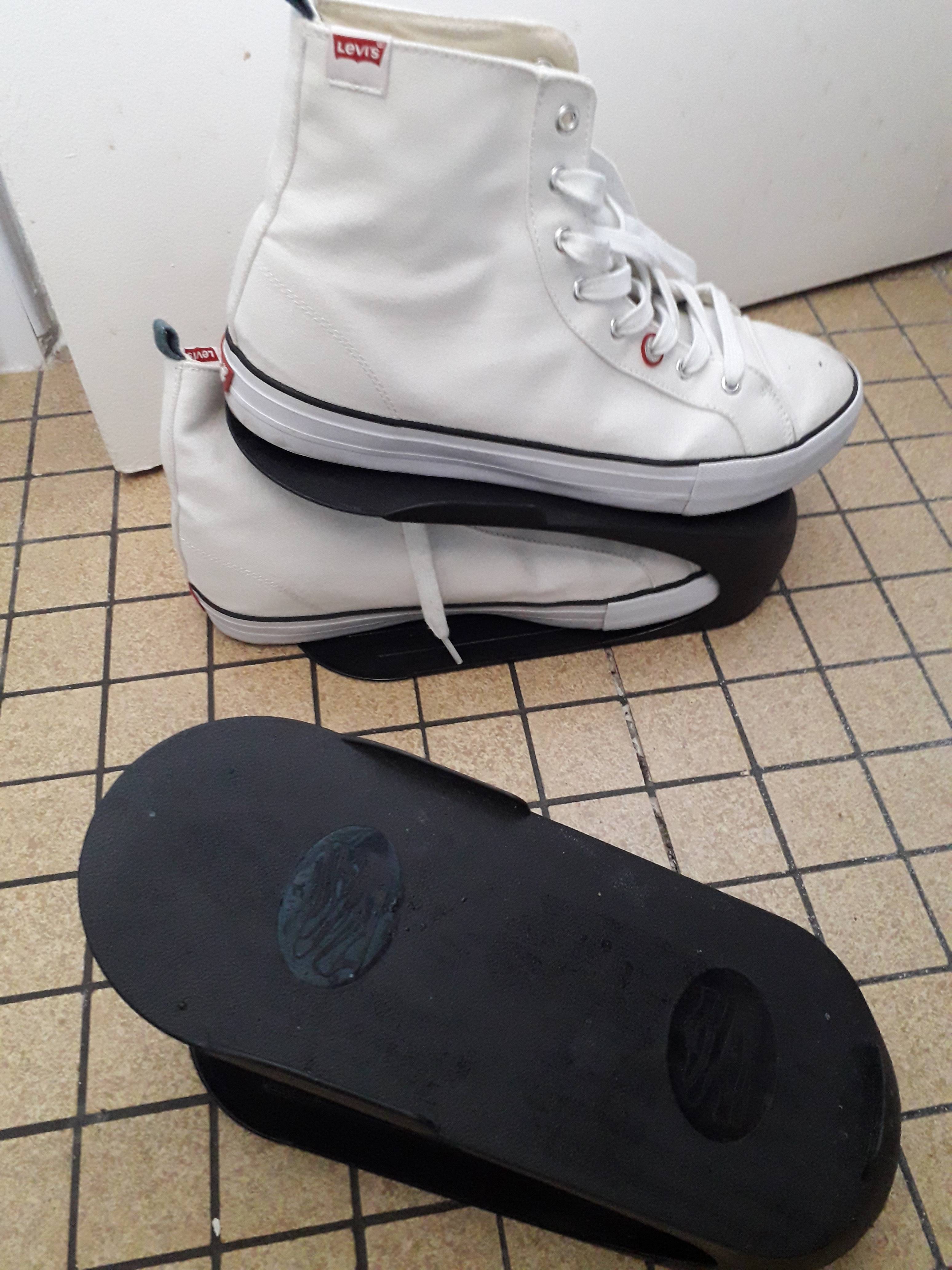 Vends rangement chaussures d’une paire de chaussures en plastique, ou 3 boites en toile noires