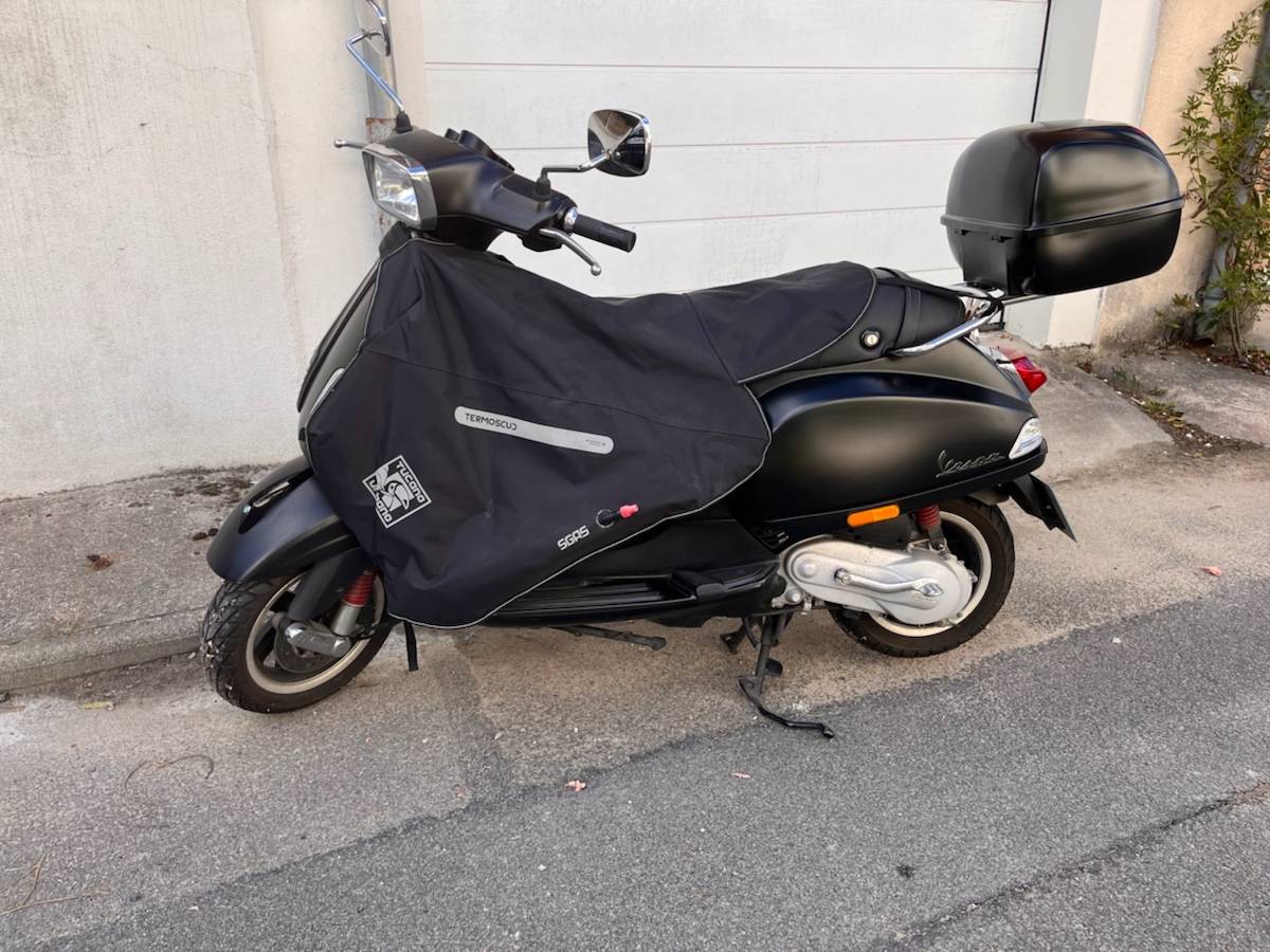 A vendre scooter Vespa 50 S noir mat 10 759 km · 2014 sur Gens de