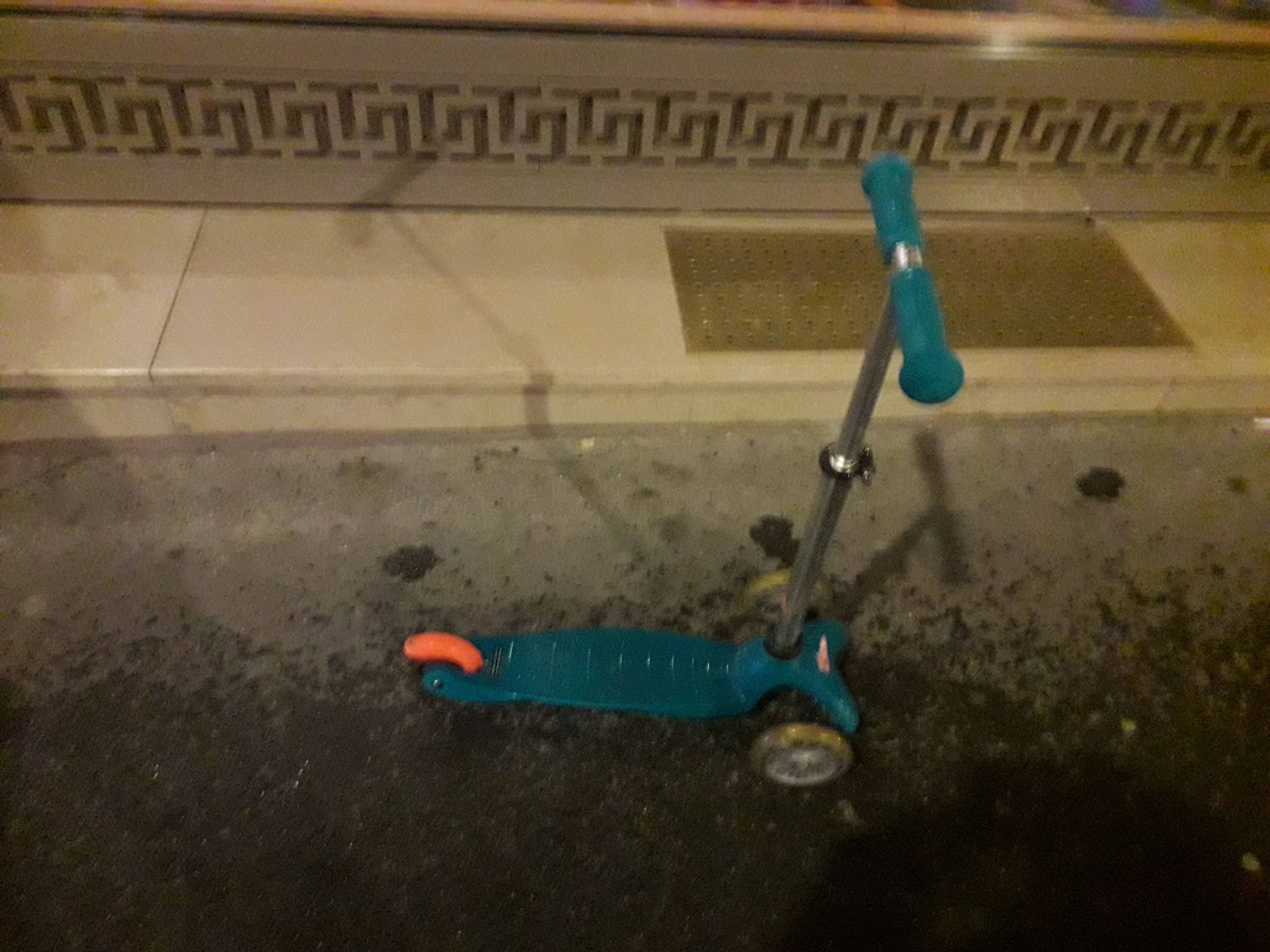 Vends trottinette 3 roues avec lumière sur les roues pour enfants de 2 à 6 ans et autres trottinettes ado/adulte