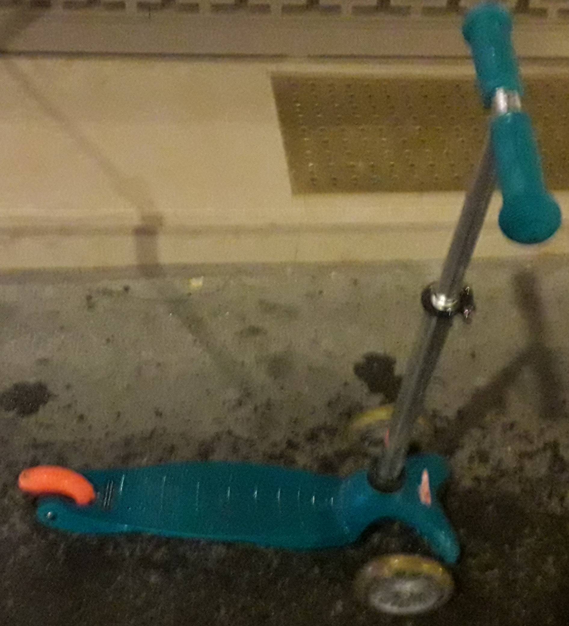 Vends 3 trottinettes 2 roues et 3 roues de l’enfant de 2 ans à l’ado et divers jouets, jeux et VTT