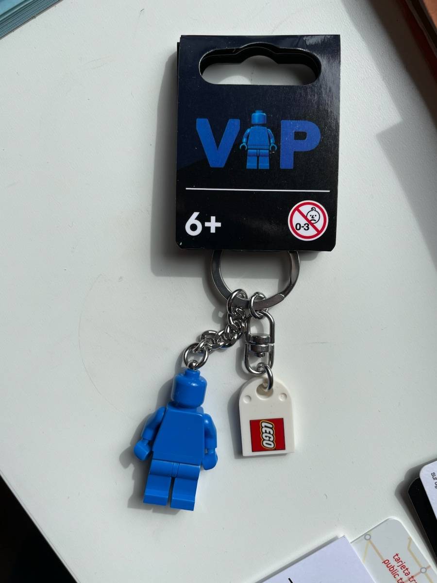 Vends Lego 854090 - Porte-clés VIP classique bleu Minifigure
