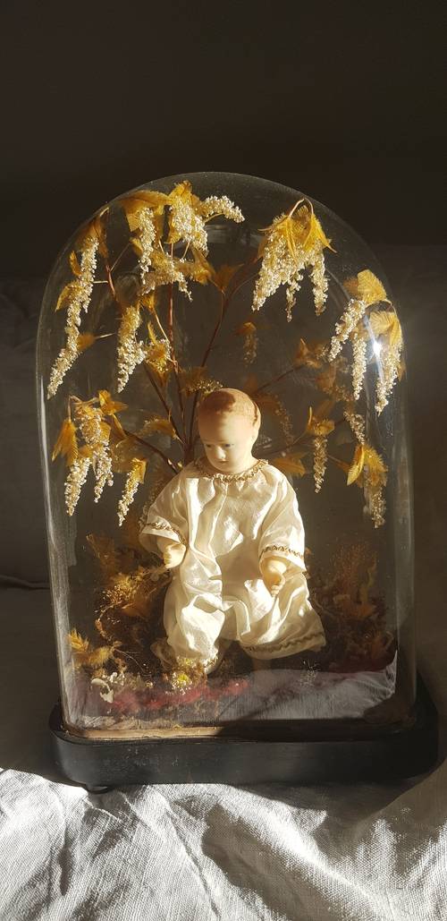 Vends ancien globe de l’Enfant Jésus avec décor