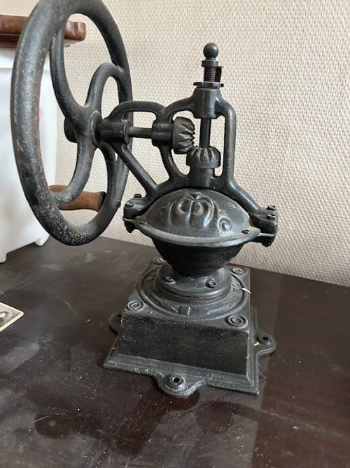 Vends ancien grand moulin à café de comptoir en fonte
