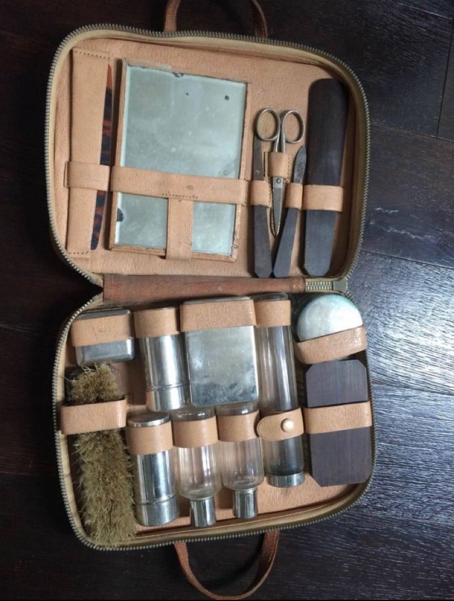 Je vends un ancien nécessaire de voyage