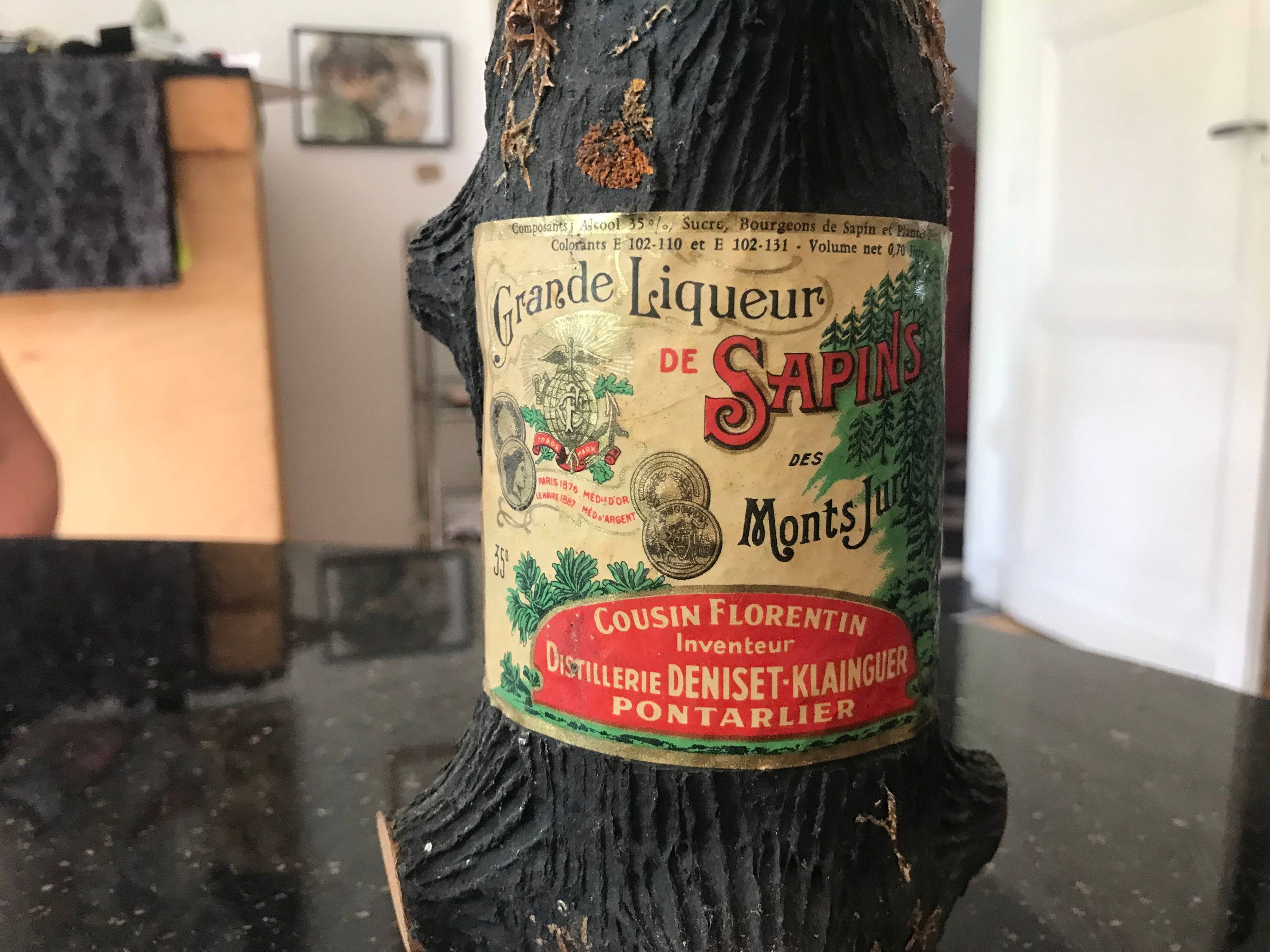 Vends Ancienne bouteille Année 1950 Grande liqueur de Sapin des Monts Jura