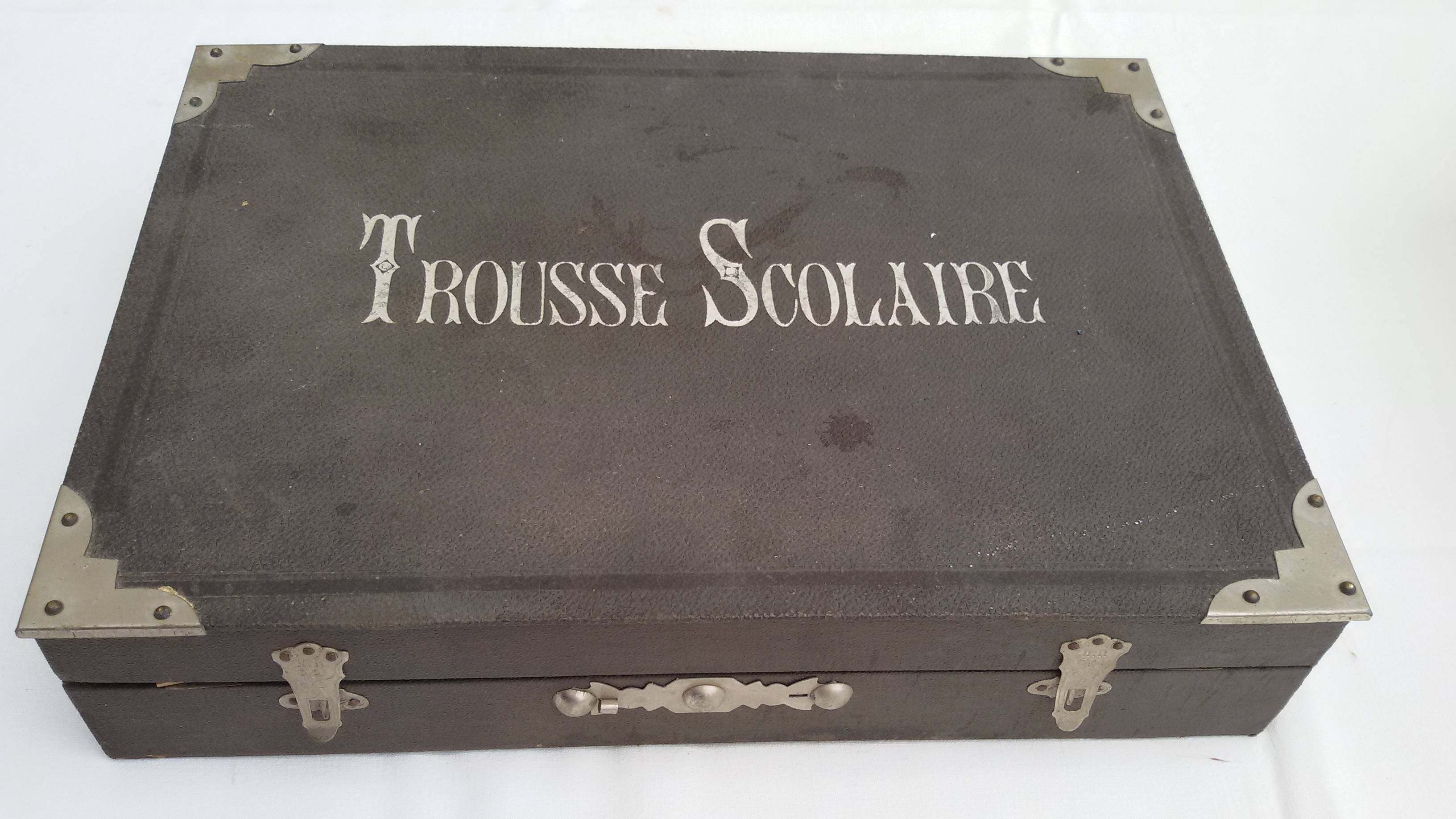 Vends une ancienne mallette d’écolier avec ses accessoires