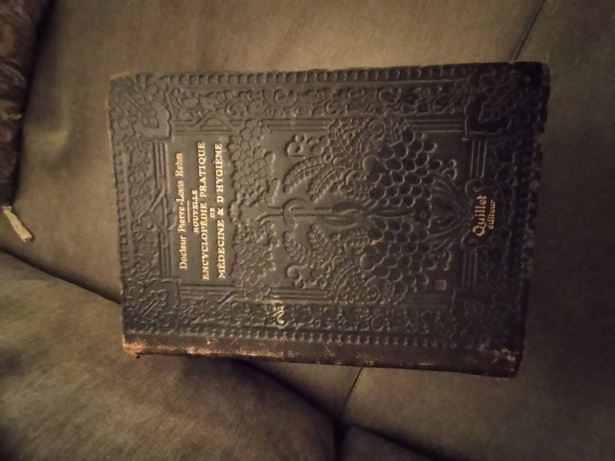Vends 2 anciens volumes Larousse Médical et Encyclopédie Pratique de Médecine et Hygiène