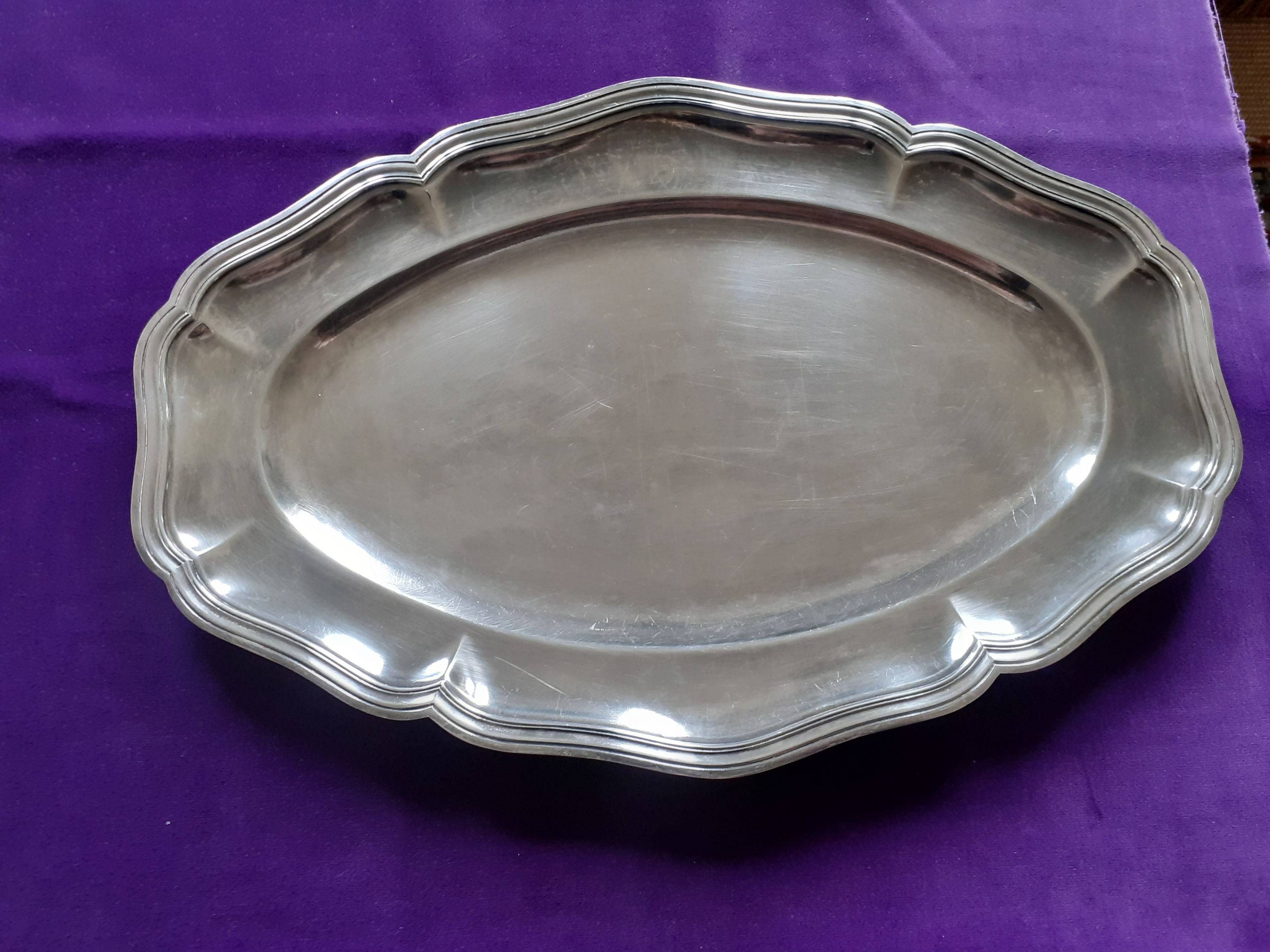 Vends beau plat en métal argenté