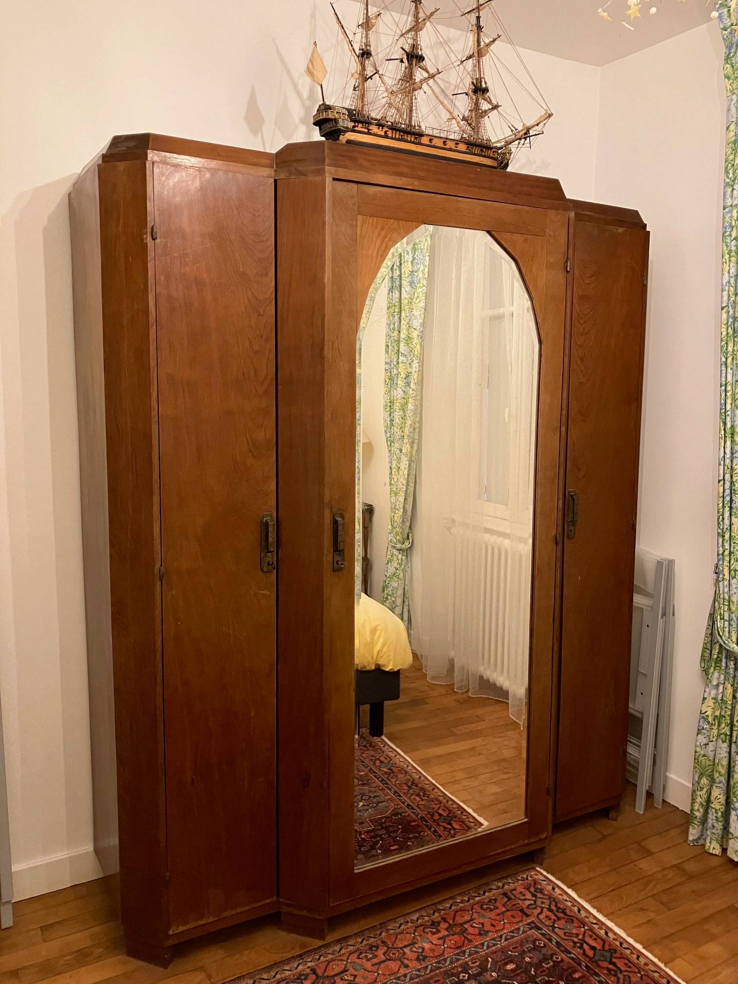 Je vends une armoire à glace année 1930