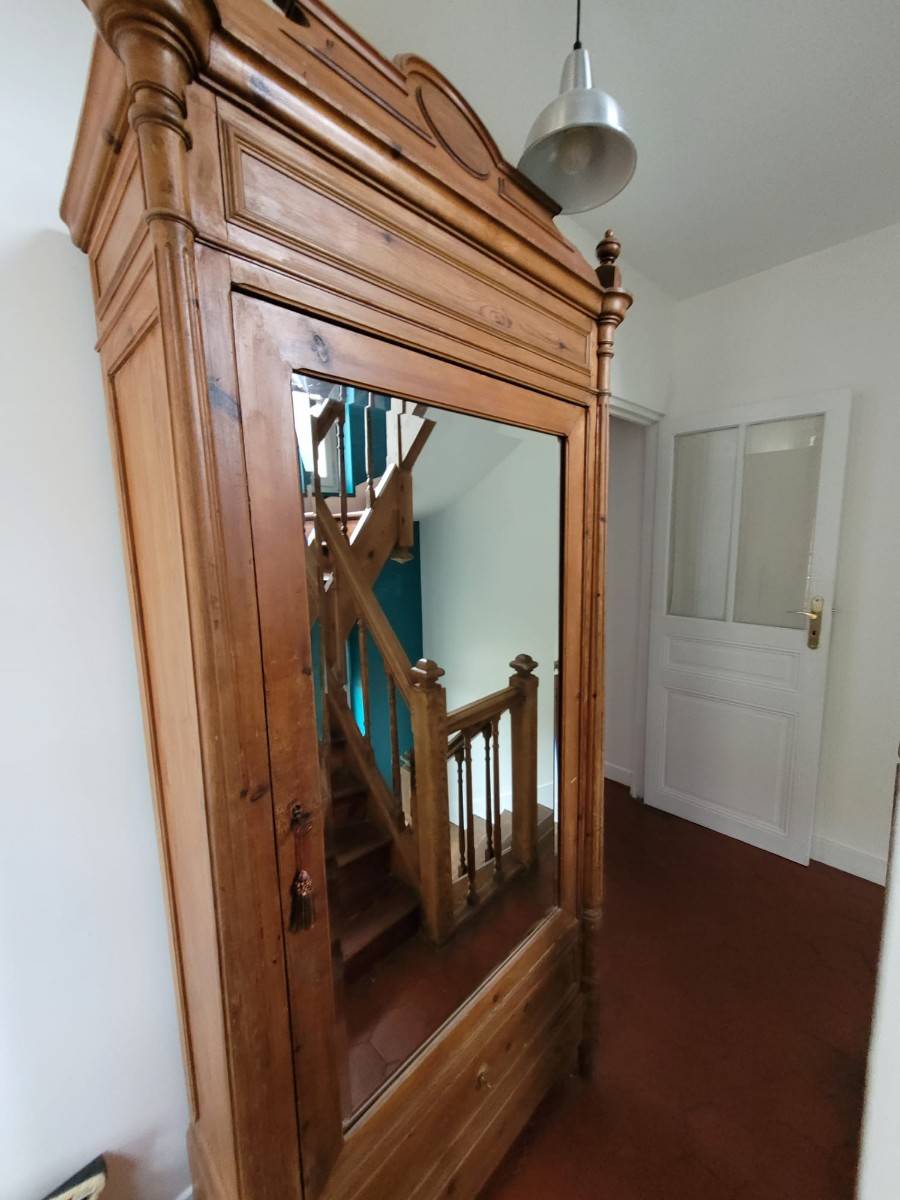 Armoire à glace en pitchpin sur Gens de Confiance