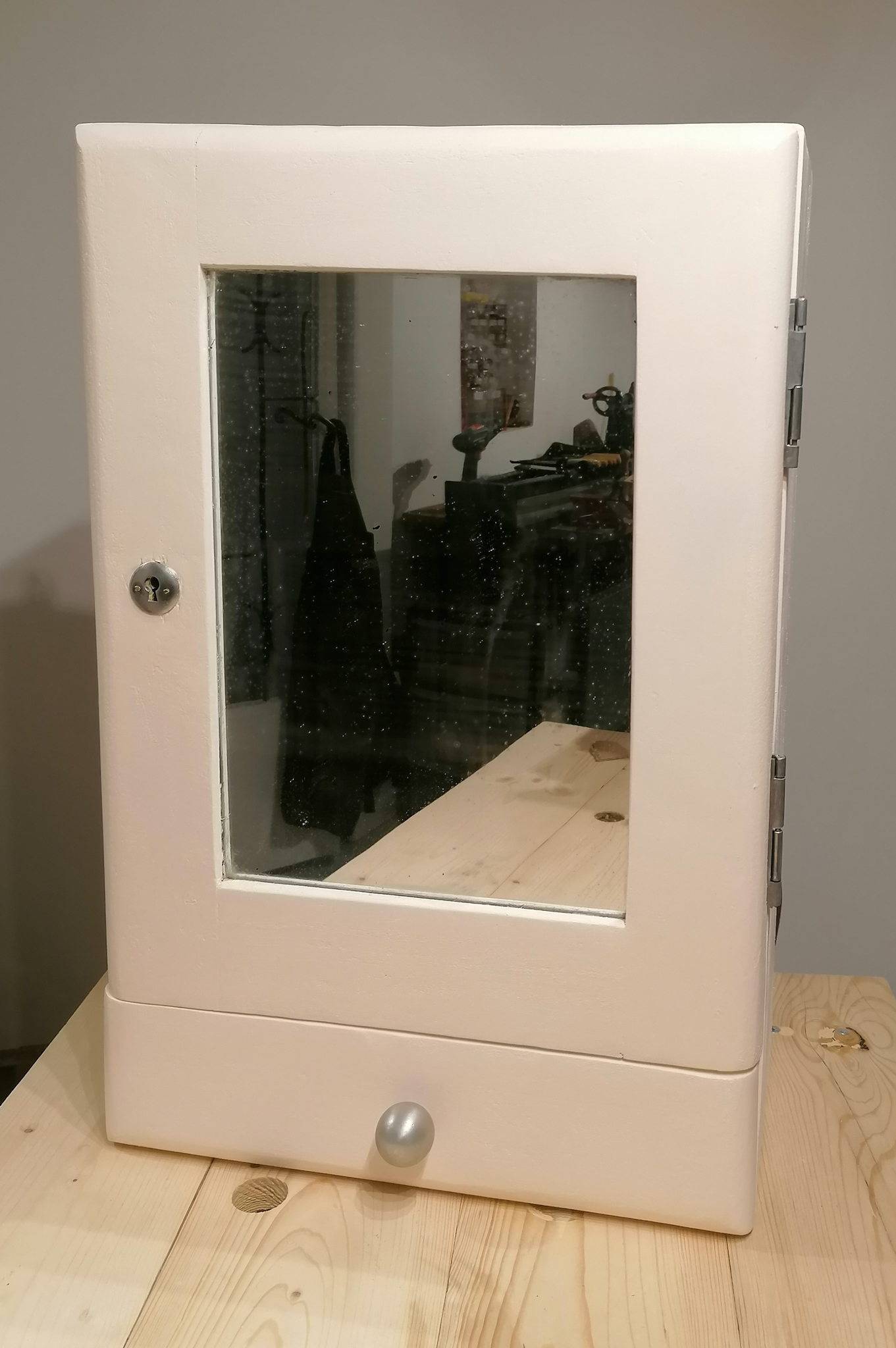 Vends armoire à pharmacie années 50