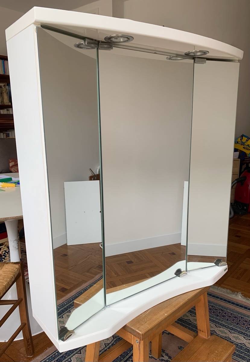 Vends Armoire de toilette / à pharmacie 3 portes miroir avec éclairage