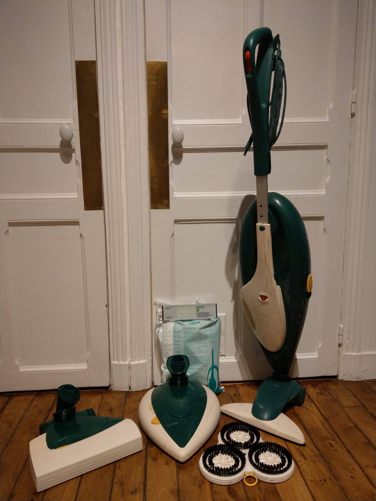 Vends aspirateur Vorwerk Kobold 135 en bon état avec accessoires