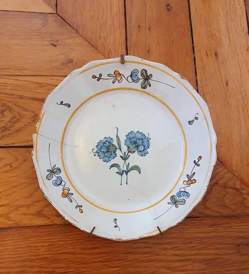 Vends assiette ancienne au décor fleuri d’œillets bleus, XVIIIème siècle La Rochelle, avec accroche-assiette