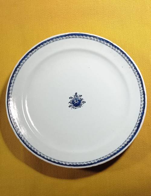 Vends une assiette en faïence, époque XVIIIème