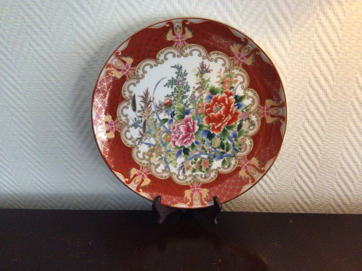 Vends assiette en porcelaine « aux pivoines »