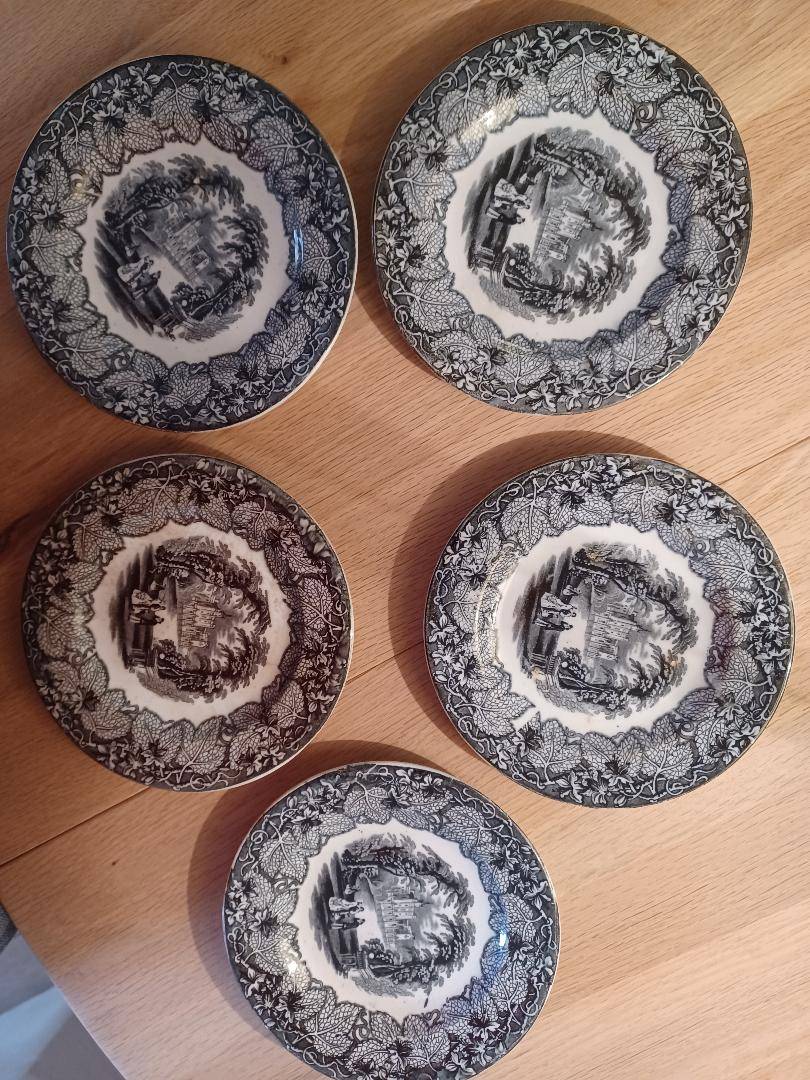 Vends assiettes à dessert grises état neuf petit diamètre 15 cm