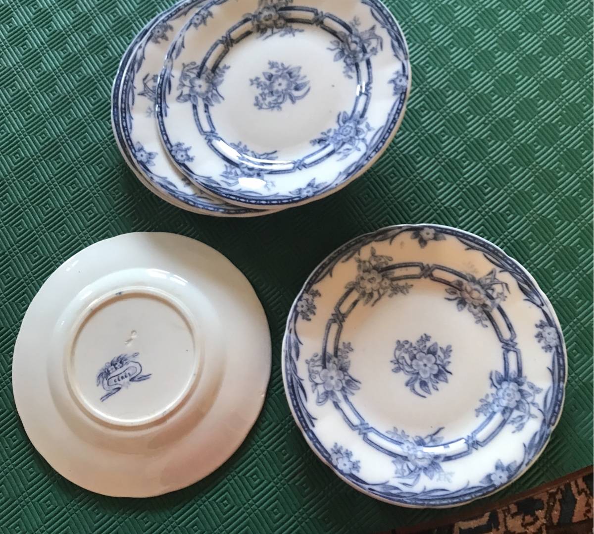 Vends 6 assiettes à dessert modèle Cérès en parfait état