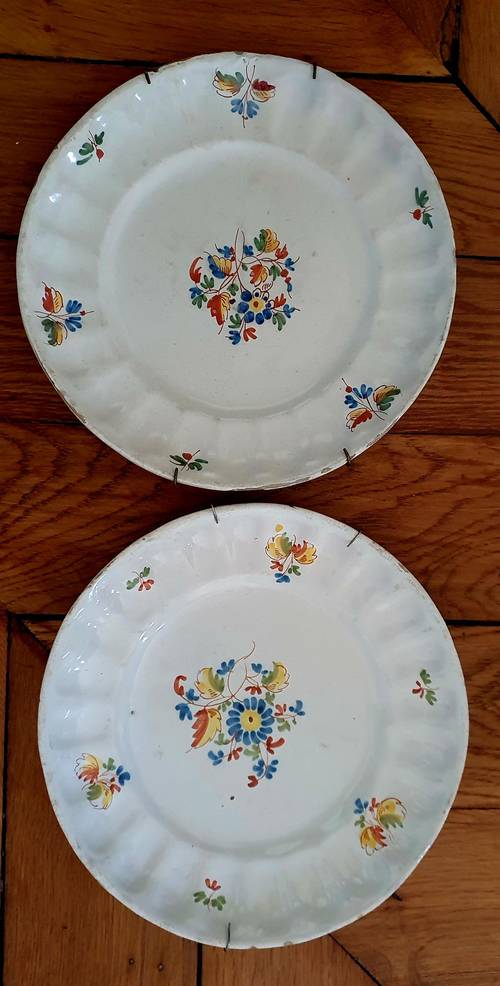 Vends 2 assiettes faïence ancienne, d’Alcora Espagne, diamètre 22 cm, à suspendre, accroche-assiette fourni