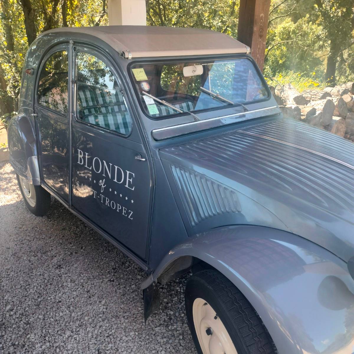Location avec chauffeur 2 CV de collection de 1955 pour mariage, balade, découverte œnologique sur devis