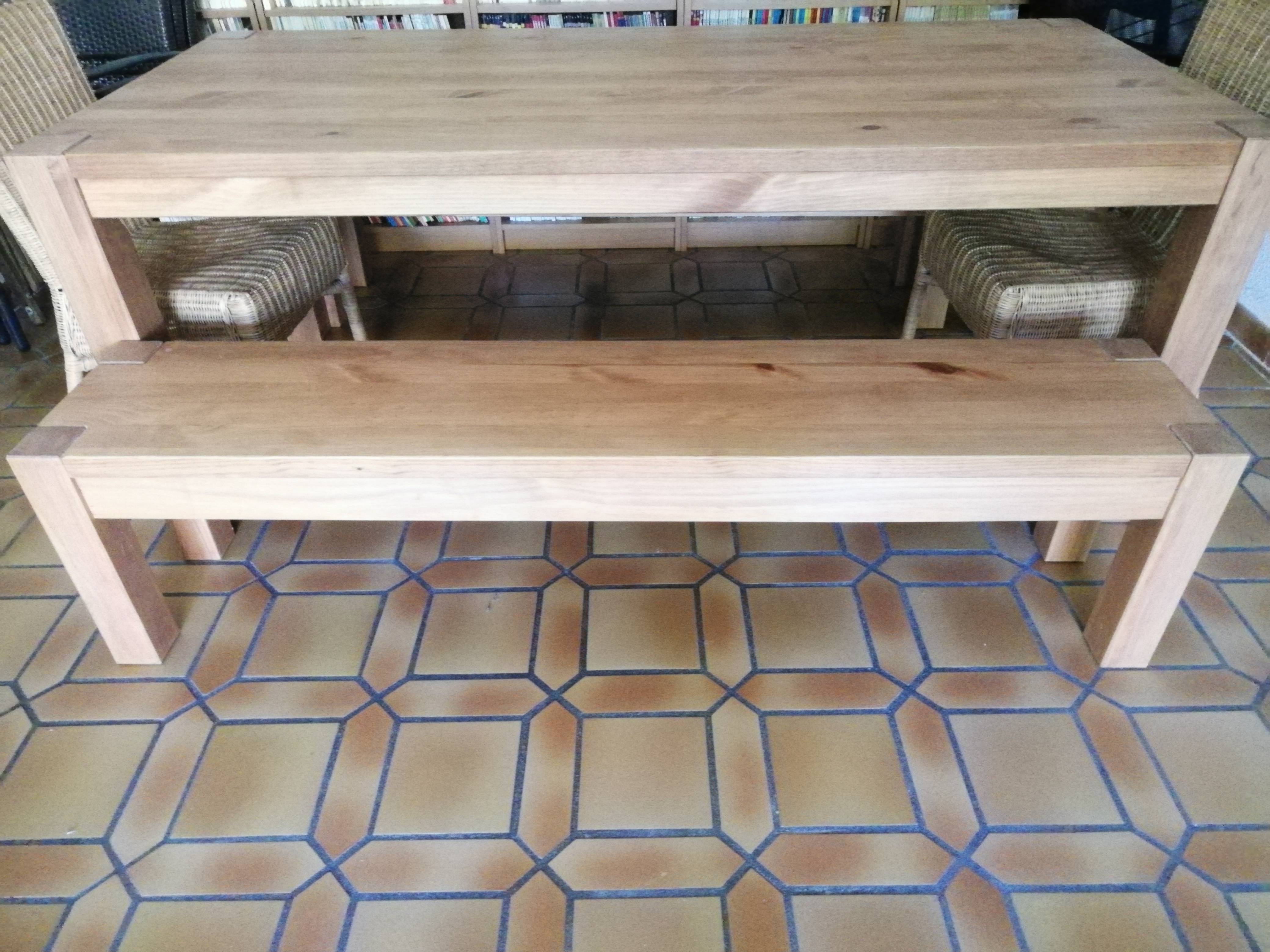 Vends table et 2 bancs en bois massif