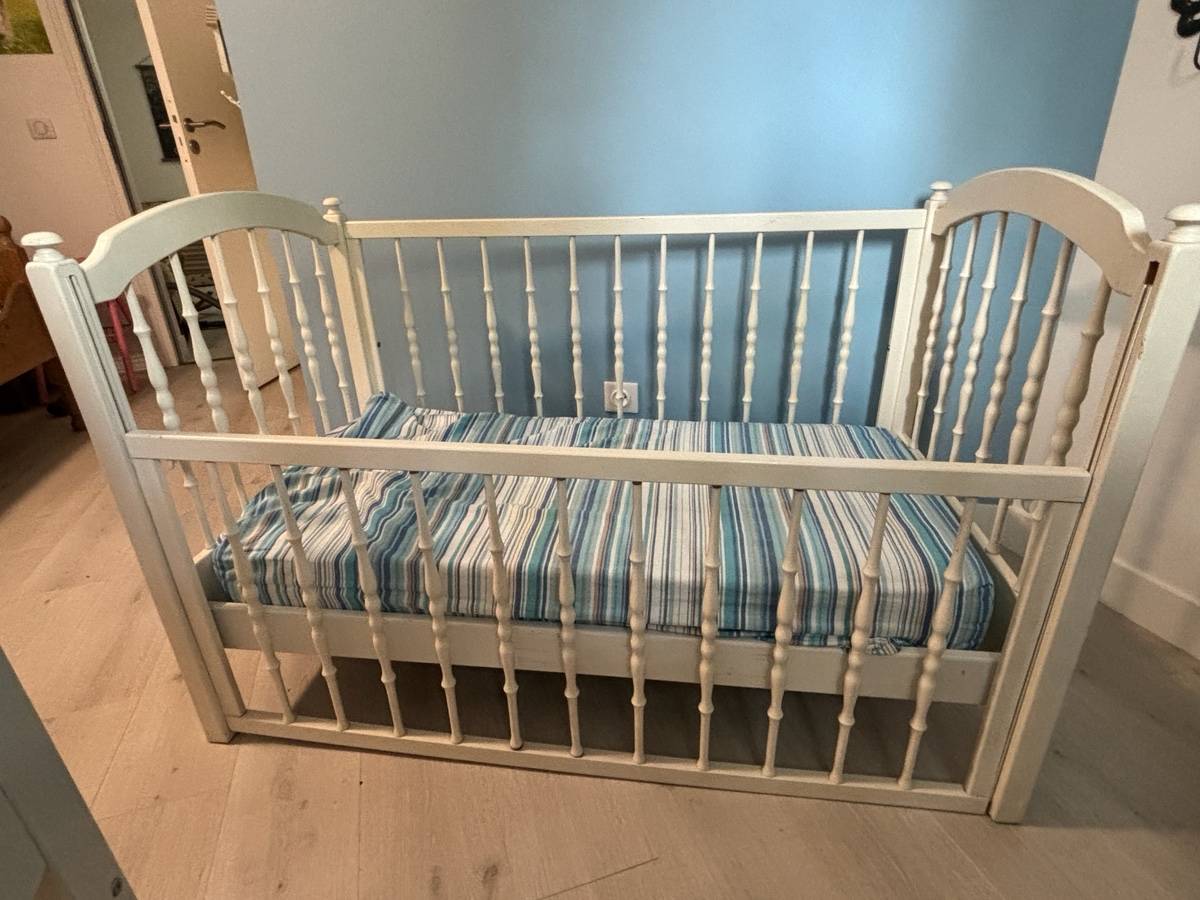 Vends lit à barreaux pour bébé