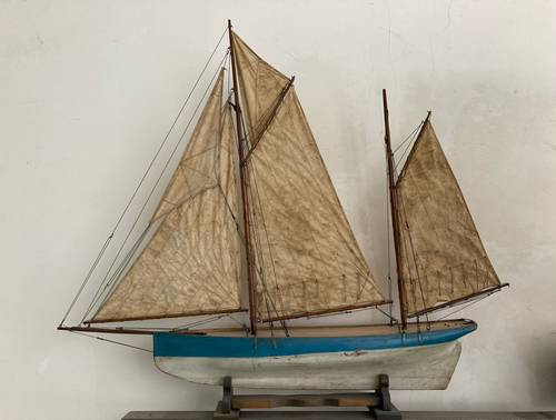 Vends belle maquette bateau de bassin, belle patine : L 120 cm H 110 cm
