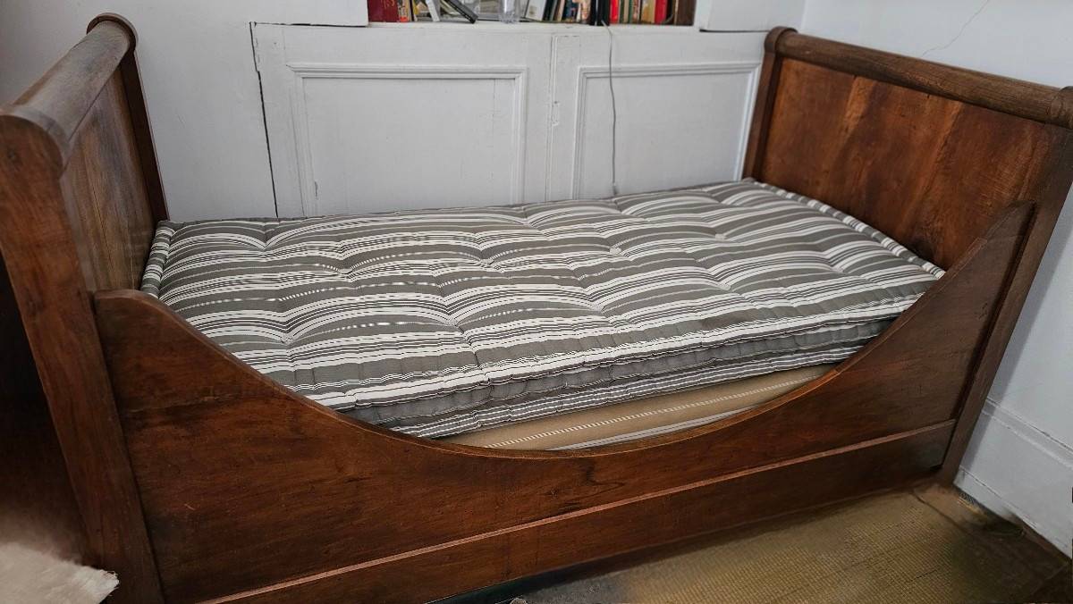 Vends joli lit bateau en bois fruitier, une personne