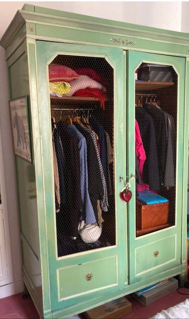 Vends très belle armoire penderie en bois peint, grillage de poules
