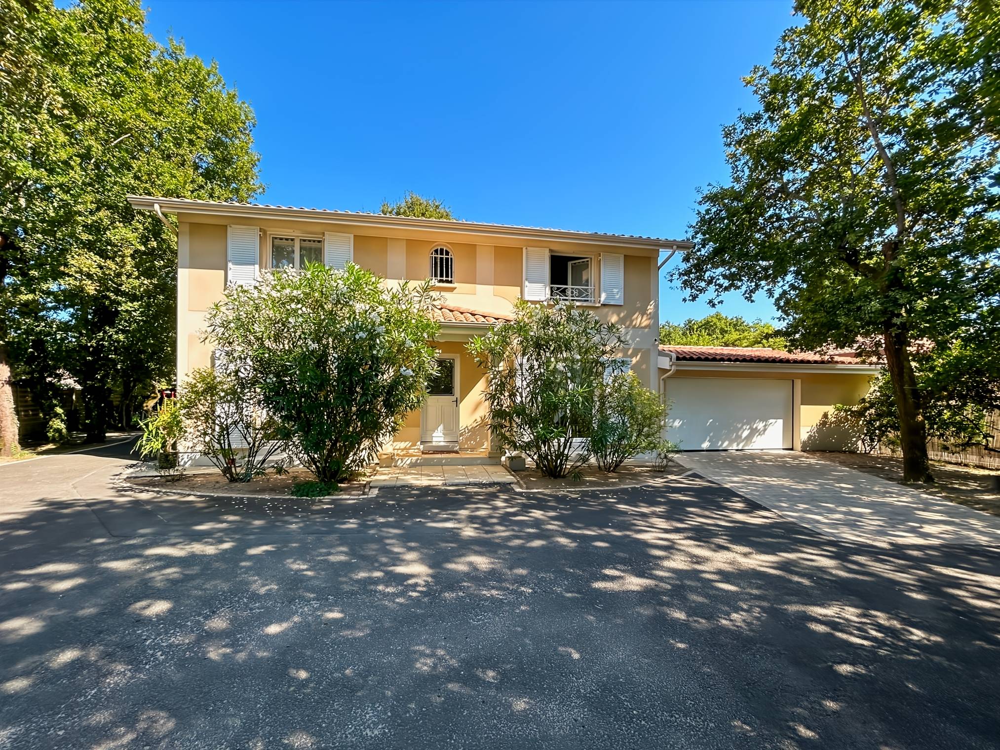 Vends maison 280m² La Hume - Jardin paysagé avec piscine, double garage, idéal investisseur