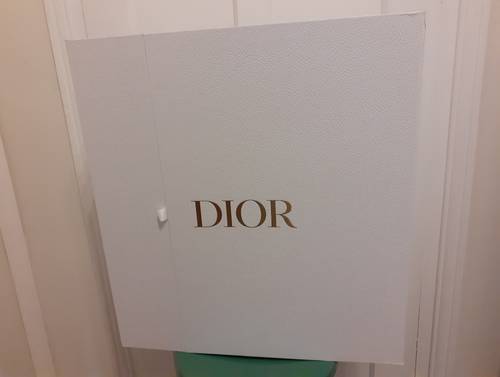Vends très belle grande boîte en carton Dior (vide)
