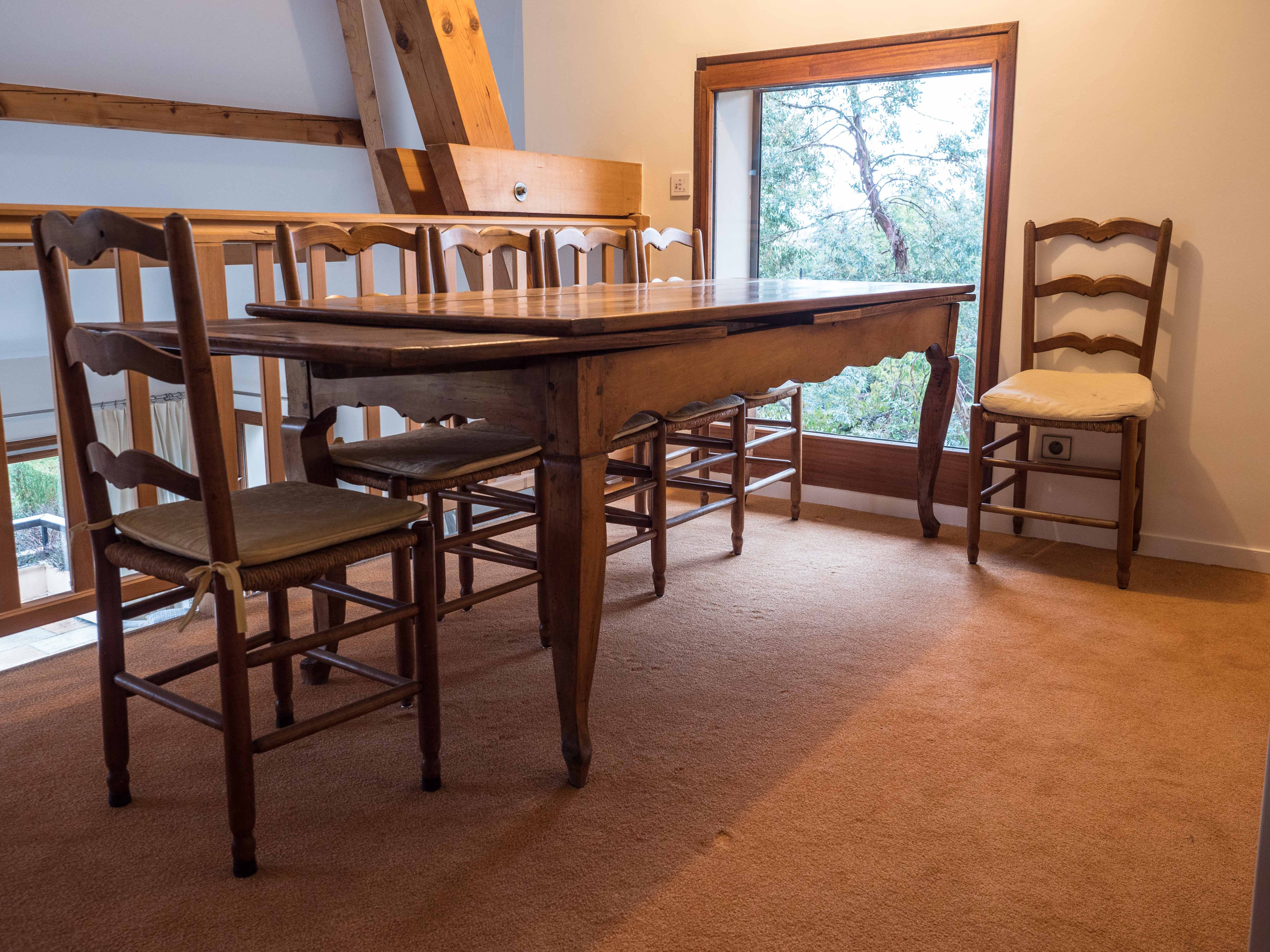 Vends belle grande table de salle à manger en merisier avec 14 chaises