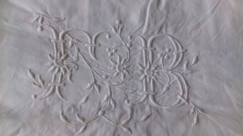 Vends belle parure de lit ancienne drap 2p et 2 taies