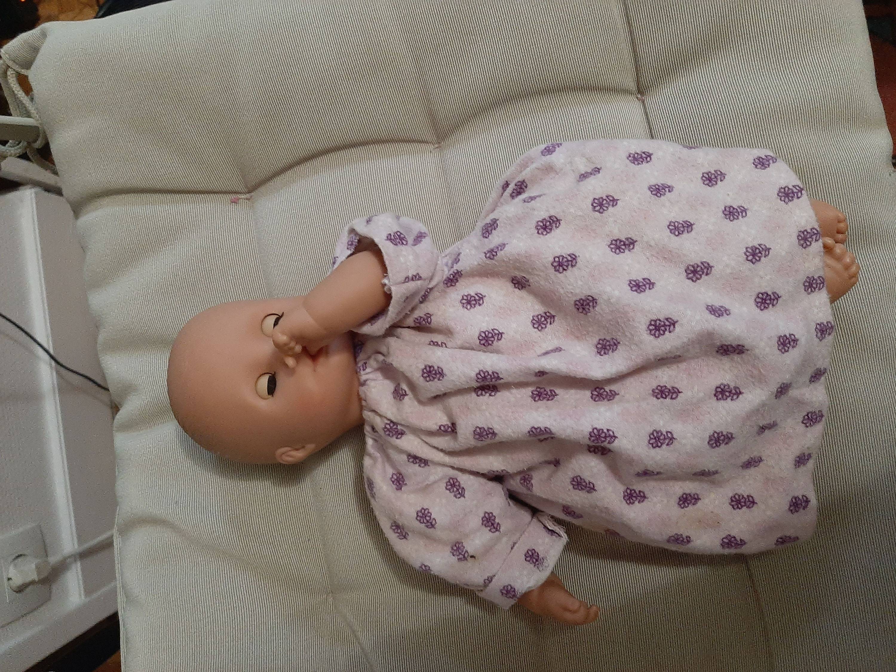 Vends belle poupée baigneur, corps souple, yeux qui s’ouvrent, avec culotte et chemise de nuit