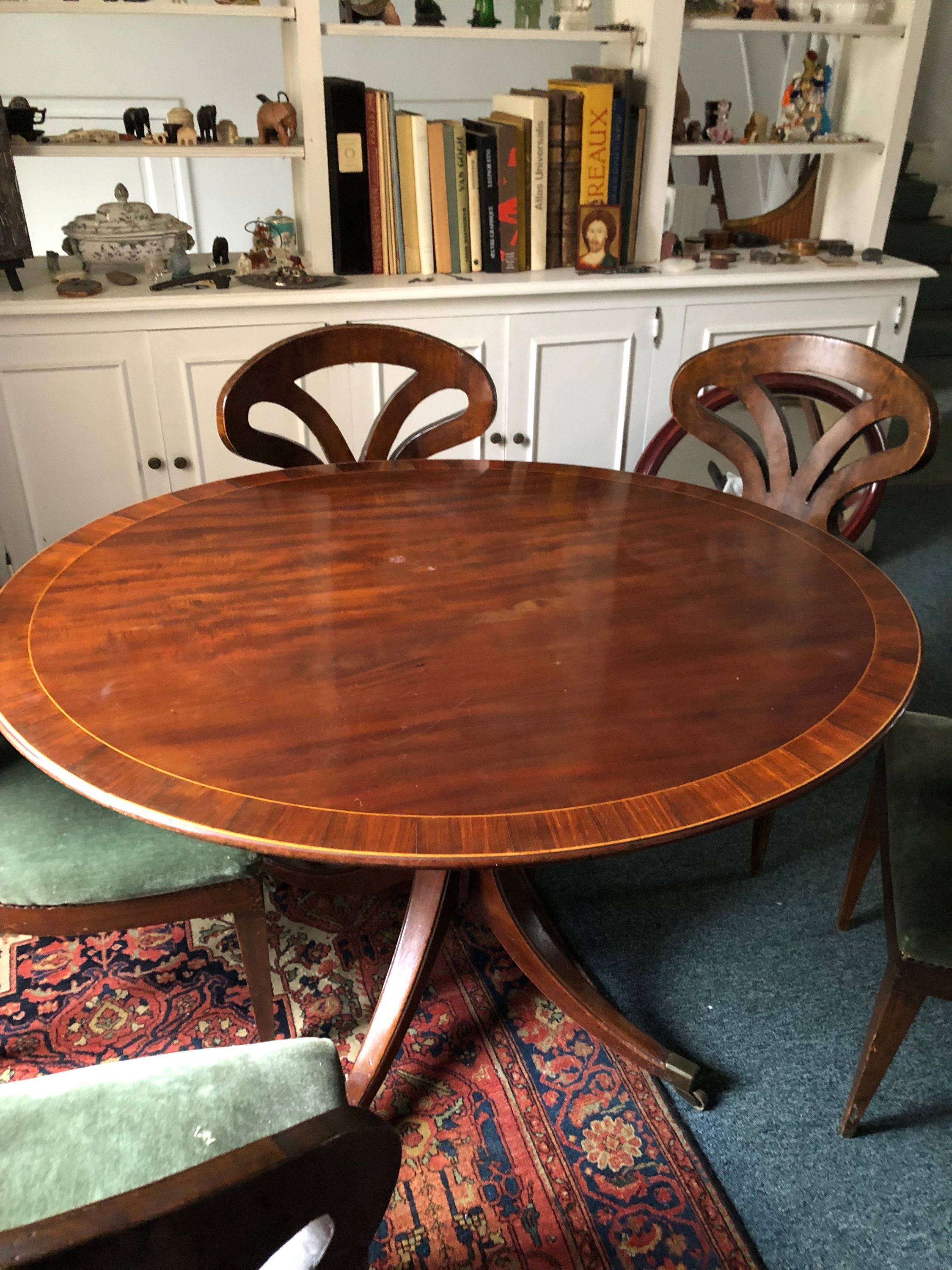 Vends très belle table ovale en acajou verni