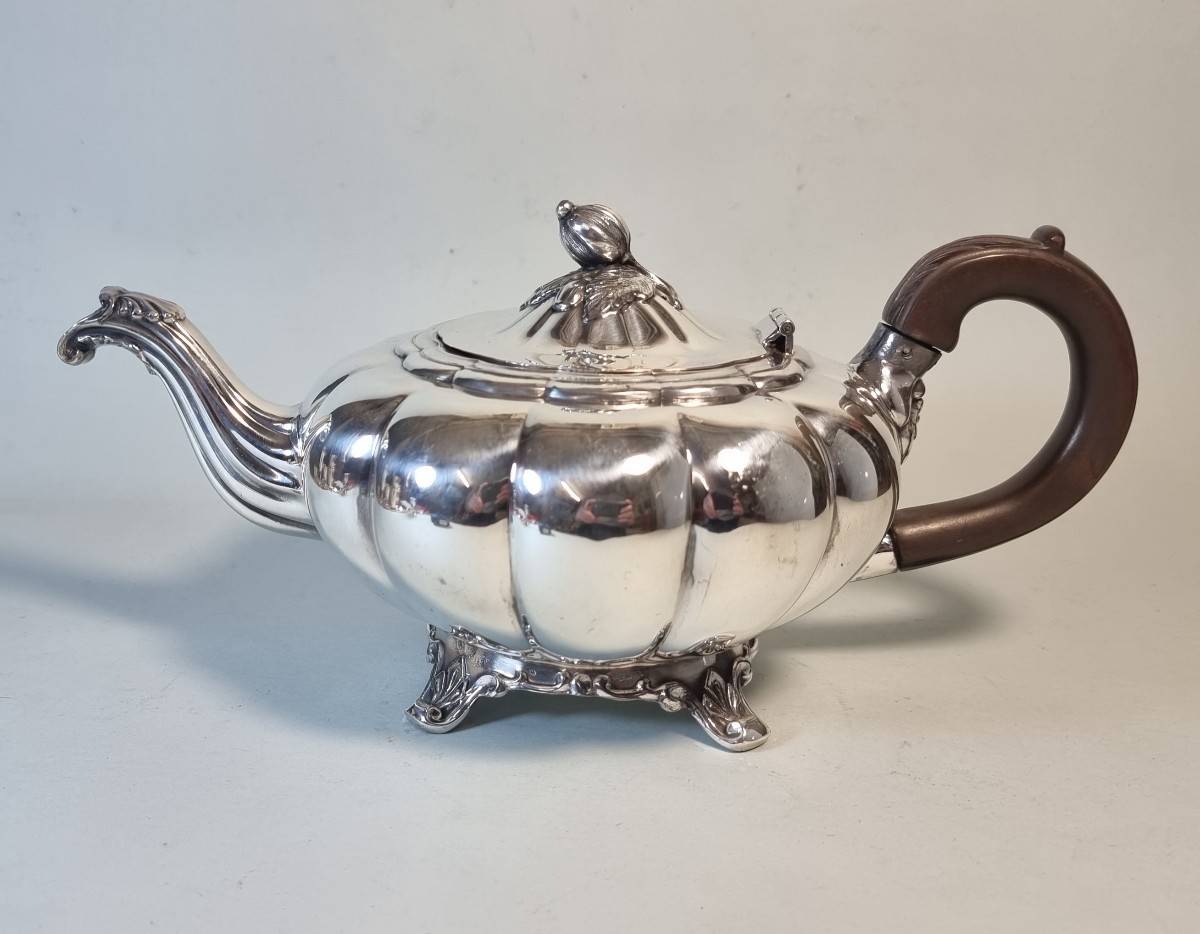 Vends belle théière en métal argenté de forme melon