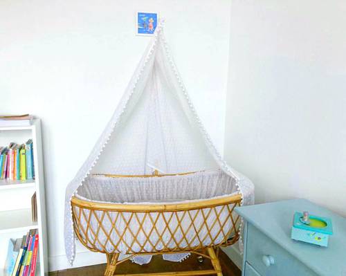 Charmant berceau ancien en osier